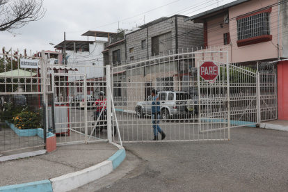 Guardias privados controlan el ingreso y salida de personas.