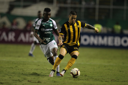 Fotografía de archivo en la que se registró al centrocampista uruguayo Jesús Trindade (d), al actuar para el Peñarol del Uruguay.