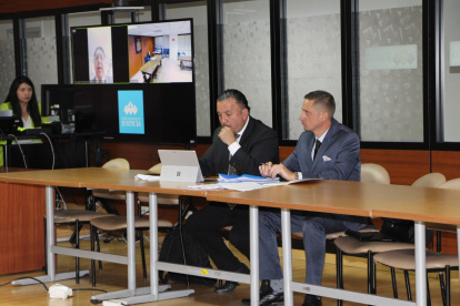 Defensa. En la audiencia de ayer estuvo la defensa del judicial recusado.