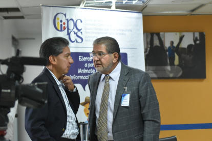 El aspirante Franklin Zambrano Loor (derecha) fue uno de los impugnados y presentó sus descargos.