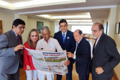 Reunión. Seis excolaboradores de EXPRESO se juntaron para contar anécdotas y ver las ediciones actuales.