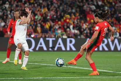 Hamilton (New Zealand), 27/07/2023.- Kika Nazareth (R) of Portugal shoots past Tran Thi Thu (L) of Vietnam during the FIFA Women"s World Cup group E soccer match between Portugal and Vietnam, in Hamilton, New Zealand, 27 July 2023. (Mundial de Fútbol, Nueva Zelanda, Nazaret) EFE/EPA/HOW HWEE YOUNG