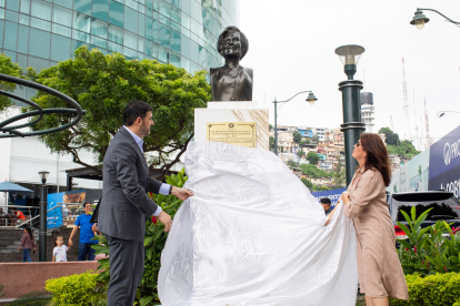 Tributo. María del Pilar Llopart, nieta de Dolores Trullás, develó el busto.