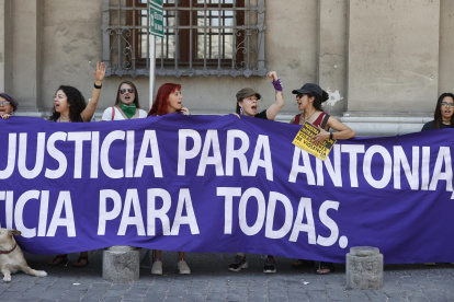 Mujeres se manifestaron en los exteriores del tribunal.