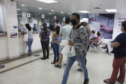 Afiliados y familiares de pacientes retiran las medicinas en la farmacia de un hospital del IESS.
