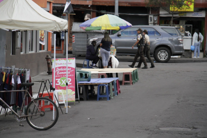 Adueñarse. En esta calle, sus ‘dueños’ separan sus puestos con taburetes.