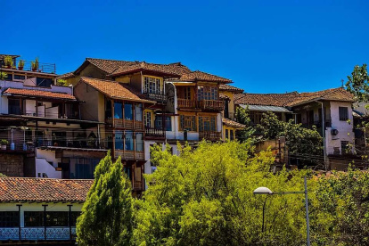 Patrimonio. Iluminada y en medio del paisaje urbano se observa una de las casas antiguas de Cuenca.