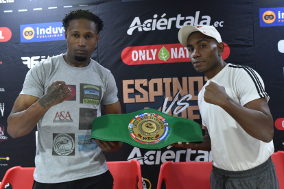 El ecuatoriano Alexander Espinoza (i) y el venezolano Felipe Larez (d) están listos para su combate por el título latino silver en el Quorum del Paseo San Francisco.
