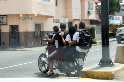 Cuatro pasajeros en una sola moto, tres de ellos, menores de edad.