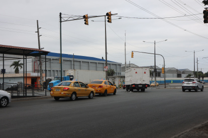 La falta de semáforos funcionales ha caotizado la vía.