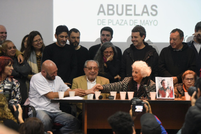 Miguel (i) y Julio Santucho, hermano y padre del nieto 133, junto a Estela de Carlotto.