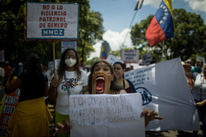 Imagen de archivo de personas protestan durante la conmemoración del Día del Trabajador en Caracas.