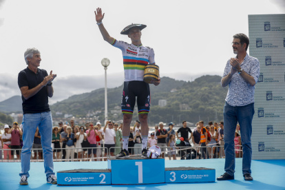 El belga Remco Evenepoel y su celebración en el podio de San Sebastián.