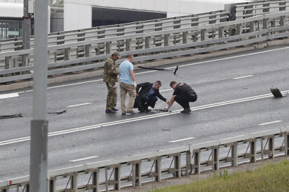 Integrantes de los servicios especiales rusos fueron registrados el pasado 24 de julio al recolectar los restos de un dron ucraniano derribado, luego de que un edificio fuera atacado, en Moscú (Rusia).
