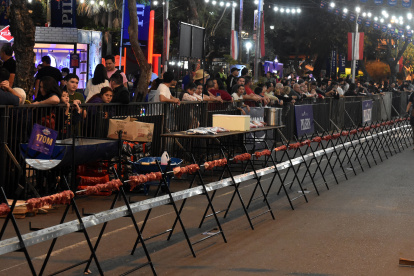 Fotografía que muestra los preparativos para cocinar el "asadito" mas largo del mundo.