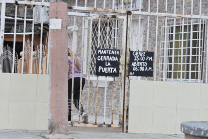 En un callejón cercano adonde mataron a cuatro personas el 18 de julio, moradores colocaron letreros para pedir el cierre de la puerta e indicar el horario en que estará con seguro.