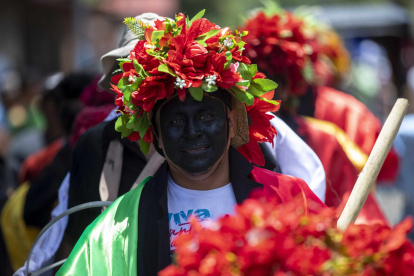 Un hombre disfrazado participa del tradicional baile de los chinegros en honor a Santa Ana.