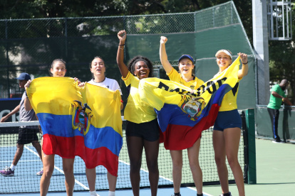 Las jóvenes tenistas y su festejo por haber derrotado por 2-1 a Paraguay en la Billie Jean King Cup.