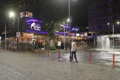 La Mariscal suele lucir desolada en la noche y los negocios todavía no se reactivan del todo.