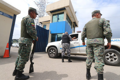 Militares y policías en los exteriores de una cárcel guayaquileña.