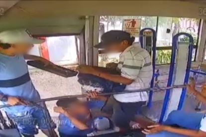 El momento del atraco, con el menor amenazando con un cuchillo.