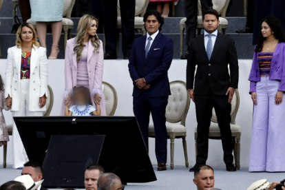 Nicolás Petro Burgos, hijo del presidente Gustavo Petro (3-i) junto a su exesposa Day Vásquez (2-i) en la ceremonia de investidura del presidente Gustavo Petro,en una fotografía de archivo.