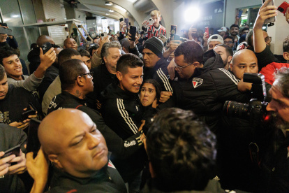 Aficionados del Sao Paulo fútbol club reciben al jugador colombiano James Rodríguez en el aeropuerto de Congonhas, este 30 de julio de 2023 en São Paulo (Brasil).