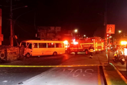 Suceso. Miembros del Cuerpo de Bomberos atendieron la emergencia en el sur de Quito.