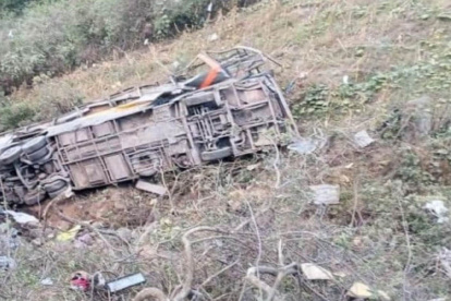 El vehículo transportaba a medio centenar de pasajeros y se precipitó desde 50 metros de altura por un "despiste" del conductor, en el norte del país, según las autoridades.

El vehículo transportaba a medio centenar de pasajeros y se precipitó desde 50 metros de altura por un "despiste" del conductor, en el norte del país, según las autoridades.