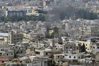 Una columna de humo en el campamento de refugiados de Ain el Helu, en la ciudad de Sidón, donde facciones palestinas se enfrentan hoy por tercer día consecutivo.