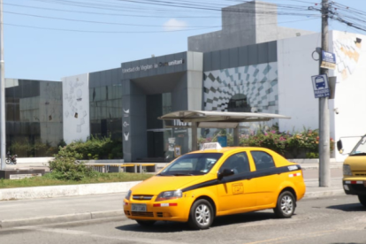 Dos policías fueron aprehendidos al ser sospechosos de una violación. El hecho ocurrió en el Puerto Principal, de acuerdo a información publicada por la Fiscalía, que receptó la denuncia de la víctima. 
"Fiscalía, en flagrancia, solicitó la aprehensión de 2 policías en servicio activo, sospechosos de la violación a un ciudadano que estuvo detenido en una UPC de Guayaquil", indicó la institución. 
La entidad añadió que "la víctima reconoció a sus presuntos agresores y presentó examen médico -legal". 
Se pudo conocer que la audiencia contra los sospechosos está prevista para las próximas horas.
El departamento de Comunicación Estratégica de la Policía Nacional - zona 8 (Guayaquil, Durán y Samborondón) indicó que de acuerdo a lo que la Fiscalía informe, "se coordinará con un señor oficial para dar detalles del proceso institucional en contra de los servidores policiales presuntos implicados en este lamentable hecho".