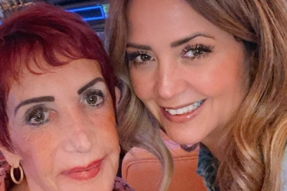 Andrea con su progenitora fallecida.