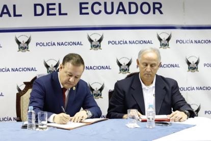 El ministro Zapata (i) y Carlos Maza en la firma del convenio de cooperación.