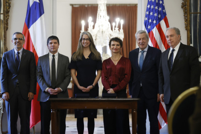 (De izq. a der.) El ministro de Justicia de Chile, Luis Cordero; el subsecretario del Interior de Chile, Manuel Monsalve; la embajadora de Estados Unidos en Chile, Bernadette Meehan; la ministra del Interior chilena, Carolina Toha; el canciller chileno, Alberto Van Klaveren; y el embajador de Chile en Estados Unidos, Juan Gabriel Valdés, posan durante un acto hoy, en Santiago (chile). Chile y Estados Unidos acordaron este lunes mejorar el intercambio de datos para evitar el llamado "turismo delincuencial" y mantener al país suramericano en el programa de exención de visas, conocido como Vifirma sa Waiver, hoy, en el palacio de La Moneda, Santiago (Chile). EFE/ Elvis González