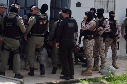La operación comenzó el viernes, un día después del asesinato del agente en Guarujá con un equipo de 600 uniformados de las policías civil y militarizada del litoral paulista y, según el Gobernador, continuará estos días.