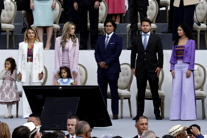 Nicolás Petro Burgos, hijo del presidente Gustavo Petro (3-i) junto a su exesposa Day Vásquez (2-i) en la ceremonia de investidura del presidente Gustavo Petro,en una fotografía de archivo. EFE/Mauricio Dueñas Castañeda