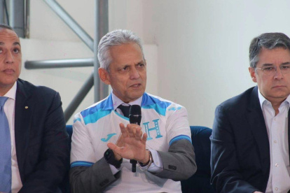 El ex seleccionador de Ecuador, volverá a dirigir Hondura, país que lo clasificó al Mundial de Sudáfrica 2010.