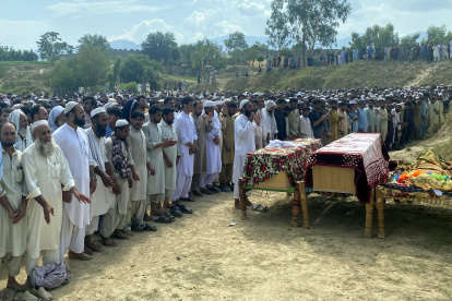 Funeral por las víctimas del atentado suicida en Khar, en la provincia norteña de Khyber Pakhtunkhwa, Pakistán, el 31 de julio de 2023.