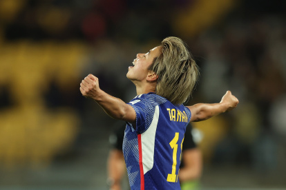 Mina Tanaka celebra luego de anotarle a España.