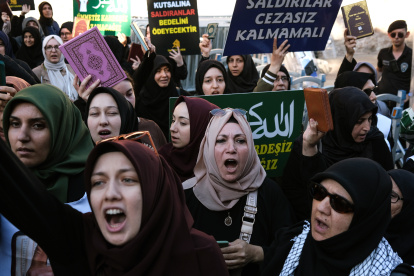 Manifestantes asisten a una protesta contra Suecia frente al Consulado General de Suecia en Estambul, Turquía, el 30 de julio de 2023.