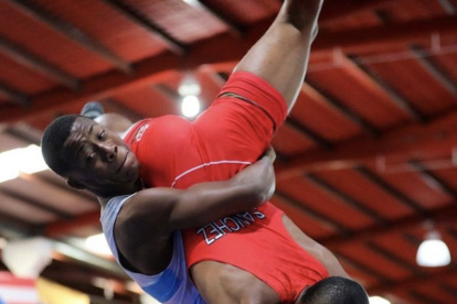 En los Juegos Suramericanos de Asunción, Peralta (i) obtuvo medalla de plata en los 60 kg, aun siendo juvenil.