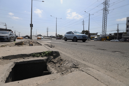 Sur. Las barandas dañadas y grandes huecos a la bajada se observan en el puente de la Esclusas.