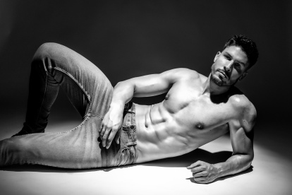 Tras obtener el primer lugar en el mayor certamen de belleza masculina, el ingeniero español de 30 años, afirma sentirse tranquilo, atajando todo lo que se le presenta.