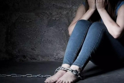 Según los investigadores, el secuestrador invitó a su casa a la víctima en otoño de 2009, cuando esta tenía 19 años y desde entonces la retuvo en su vivienda.