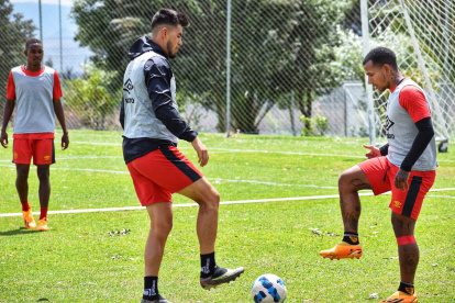 Wilker Ángel (i) y Rómulo Otero (d) pasaron el análisis realizado por Santiago Escobar y su cuerpo técnico.