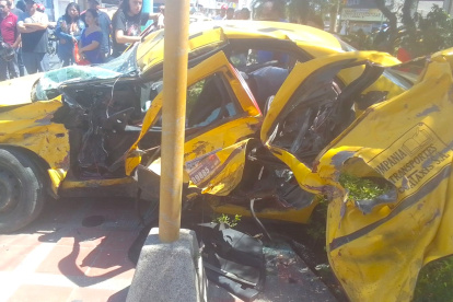 Destrozo. El vehículo donde viajaban padre e hijo se impactó dos veces.