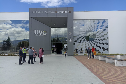 Hasta la Unidad de Vigilancia Comunitaria de Ambato fue trasladado un servidor policial por supuesta agresión Intrafamiliar.