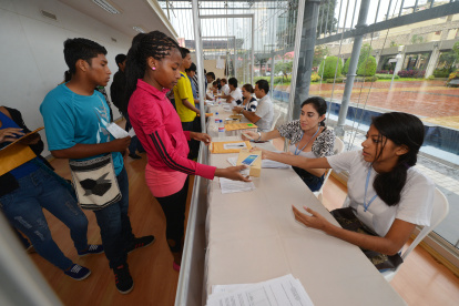 Primer reparto, en 2014. Un total de 21.500 bachilleres fiscales y fiscomisionales recibieron los dispositivos.