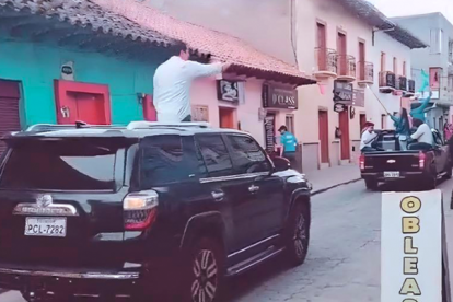 Apoyo. En julio de 2023, Arauz apareció en Chillanes, Bolívar, a bordo del vehículo blindado negro, propiedad de la empresa MMR Group Inc.