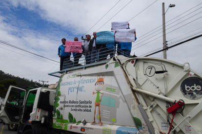 Trabajadores realizan un plantón en Empresa de Energía Eléctrica de Cuenca